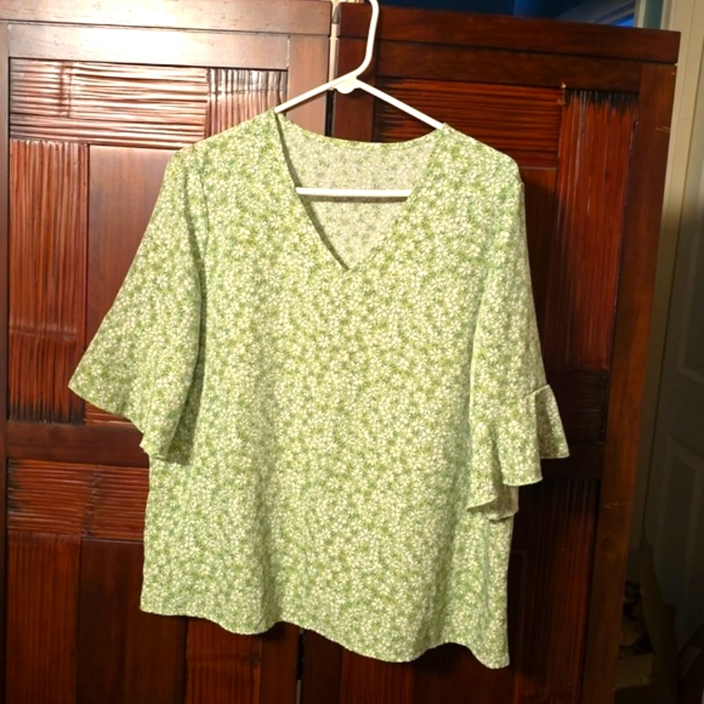 Lightweight midlength sleeved shirt
